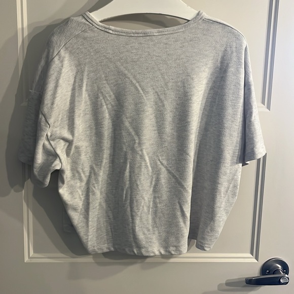 Aritzia grey tee - Picture 2 of 2